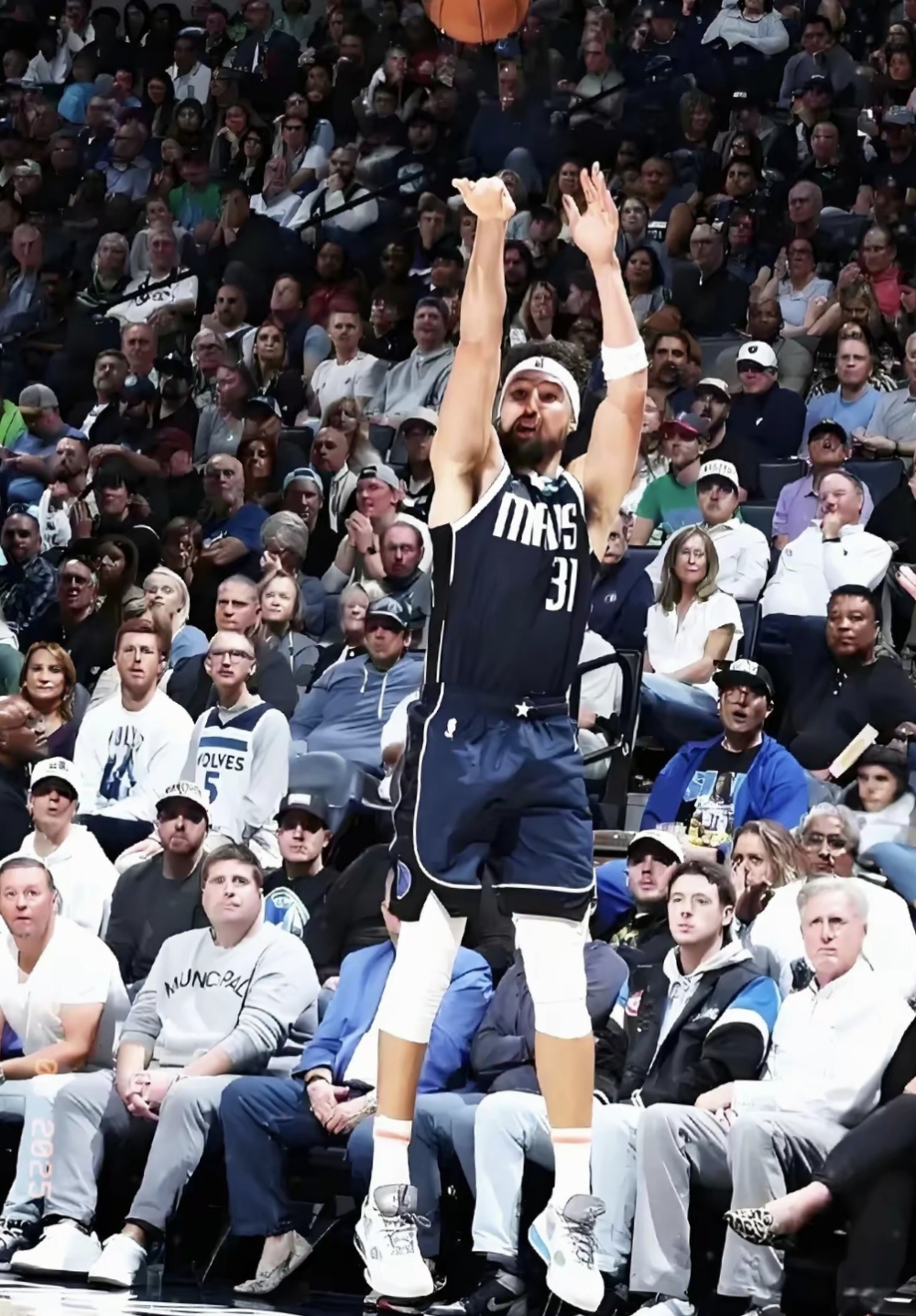 亚博- 詹姆斯重要时刻出色发挥，独行侠带队取胜！气势如虹延续